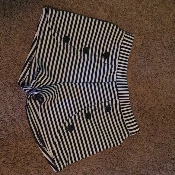 Stylish Black and White stripped shorts! - Picture 1 of 3